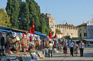 5865415-looks_alike_Xmass_fair_here_Pisa